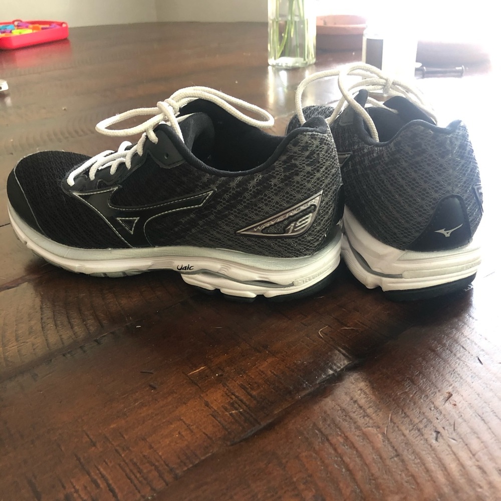 Mizuno Wave Rider 19 Women’s Running Shoes
